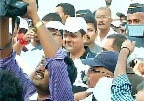 thousands join run for unity in mumbai