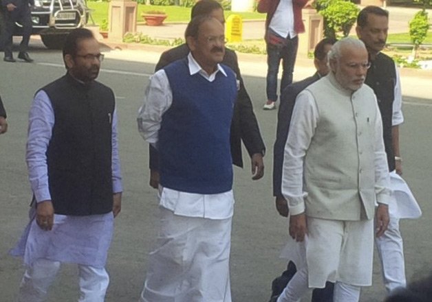 pm modi asks bjp mps to aggressively defend govt on jnu