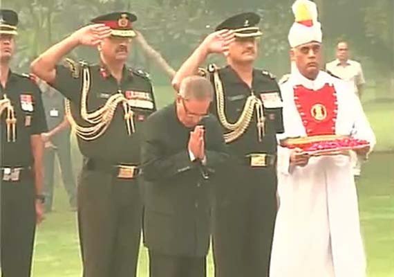 leaders pay tributes to indira gandhi on death anniversary