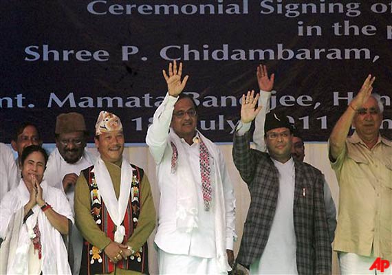 mamata criticises cpi m regional parties for opposing accord