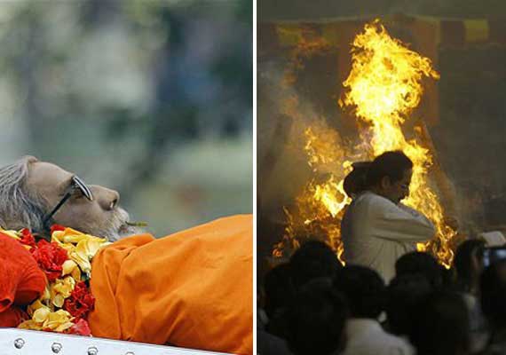 rare pics of bal thackeray s final journey and cremation at