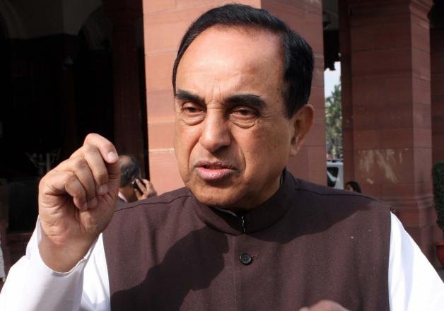 congress attacks subramanian swamy s convoy with eggs ink