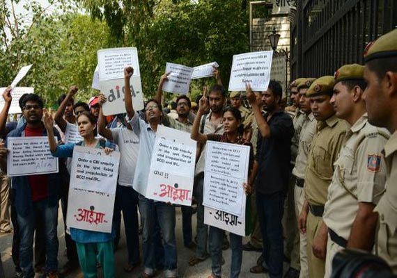 ipl spot fixing delhi police arrest mumbai man with