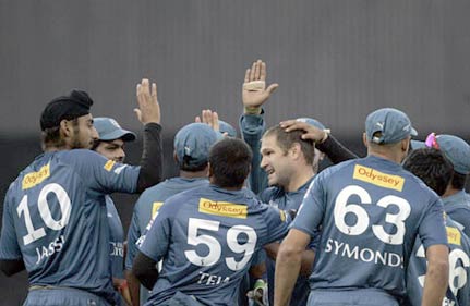 Deccan Chargers Beat Chennai Super 