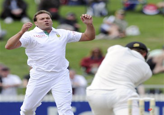 new zealand out for 185 on day 1