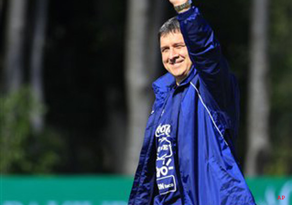 barcelona picks gerardo martino as coach