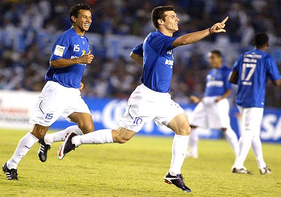 cruzeiro beats atletico to lead brazilian league