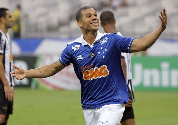 cruzeiro beats inter takes brazilian league lead