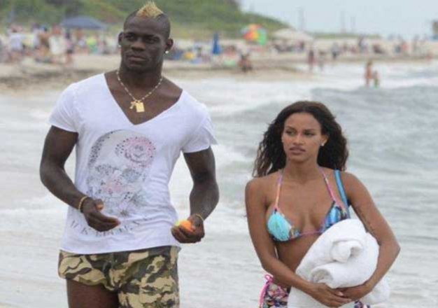 Balotelli objects to sexy pose, Fanny dumps him | Soccer News India TV