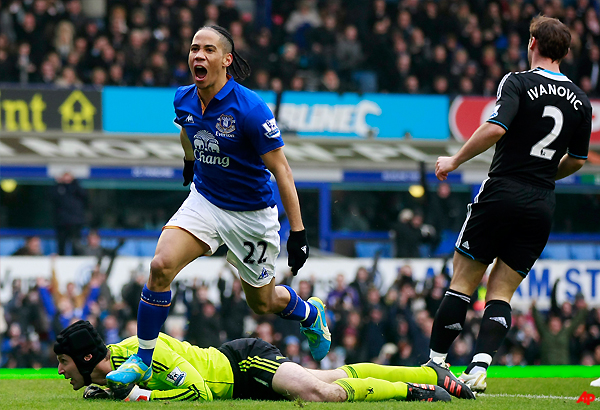 pienaar scores as everton beats chelsea 2 0