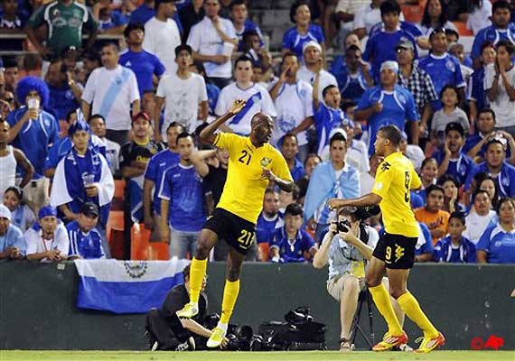 Shelton Scores 2 Jamaica Beats El Salvador 2 0 Soccer News
