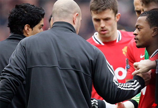 suarez apologizes for snubbing evra handshake