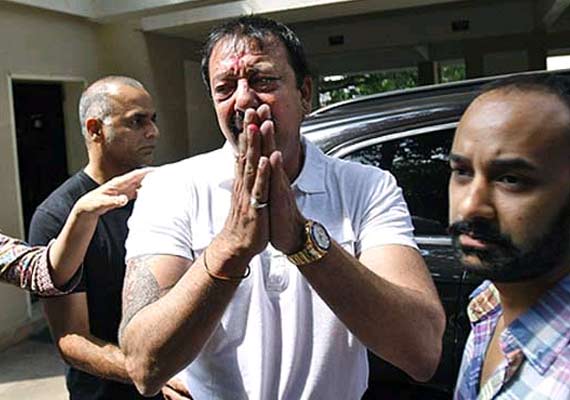 Sanjay Dutt Breaks Down In Hospital After Seeing Manyata Unconscious See Pics Bollywood News