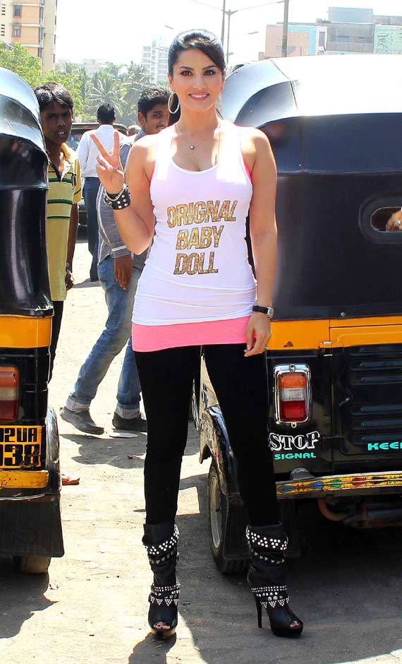 Xx Sunny Kapoor - OMG! Sunny Leone manhandled by auto drivers (see pics) | Bollywood News â€“  India TV