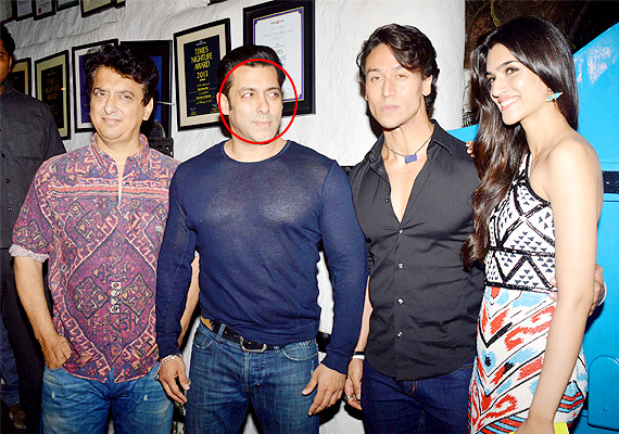 570px x 400px - Caught: Naughty Salman Khan staring hot Kirti Sanon (see pics) | Bollywood  News â€“ India TV