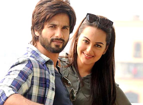 Shahid Kapoor Birthday Actor Parties With Sonakshi In Goa See Pics Bollywood News India Tv