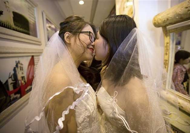 Chinese lesbian couple defies law and got married-India TV News | World  News â€“ India TV
