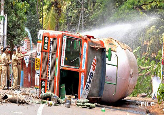 Gas leak creates panic in Kerala after LPG tanker overturns | India ...