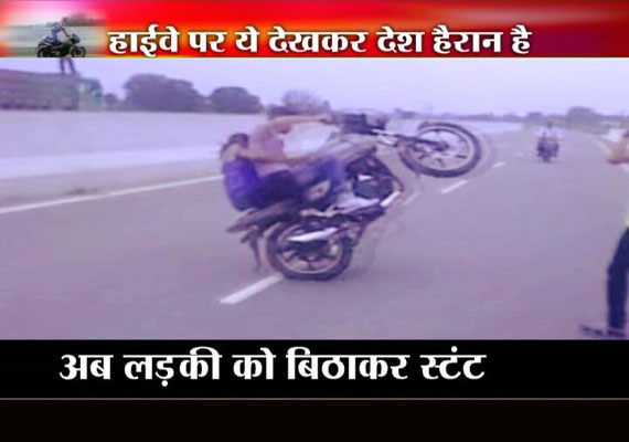 India TV telecasts video of youths doing dangerous bike stunts on  Jhansi-Shivpuri highway | India News – India TV