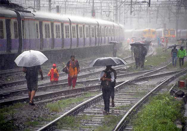 Rains Halt Mumbai 2 Killed Rail Commuters Hit Hard Indiatv News India News India Tv