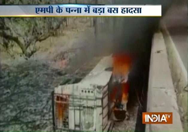 21 Dead As Bus Falls Off Bridge Catches Fire In Mp Indiatv News India News India Tv