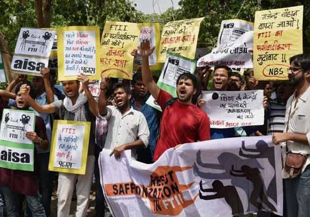 FTII Row: Protesters Detained Outside I&B Ministry Office | India News ...