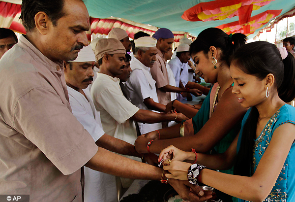 Silk Threads Bind Siblings As Nation Celebrates Raksha Bandhan India News India Tv 7496