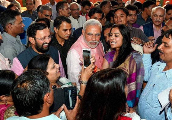 In Pics: Narendra Modi meets journalists | Bollywood News – India TV