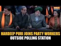 Delhi Elections 2025: Union Minister Hardeep Puri Helps Out BJP Workers Outside Polling Station