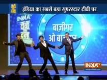 Shah Rukh Khan does his signature pose with India TV Chairman Rajat Sharma and host Maniesh Paul