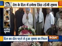 Manmohan Singh pays tribute to Sushma Swaraj at her residence in Delhi