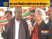 Mediators Sanjay Hegde, Sadhana Ramachandran reach Shaheen Bagh to talk to protesters