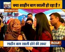 Protesters try to stop India TV journalists from exposing empty scenes at Shaheen Bagh