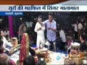 People shower currency notes over bhajan singer in Gujarat