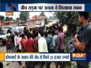 Cops beaten up by truck driver for taking bribe