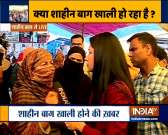 Protesters try to stop India TV journalists from exposing empty scenes at Shaheen Bagh