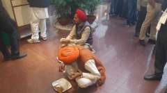 Farmer leaders sit at Vigyan Bhawan floor to have meal during tea break