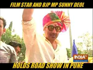 Twitterati explode with hilarious 'Dhai Kilo Ka Hath' memes and trolls as Sunny Deol joins BJP Twitterati explode with hilarious 'Dhai Kilo Ka Hath' memes and trolls as Sunny Deol joins BJP